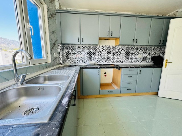 Unmöblierte 2+1-Wohnung zu vermieten im Kyrenia Center 600 STG / +90 533 820 23 46