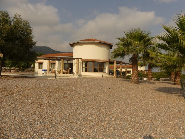 Bungalow mit 3 Schlafzimmern und Pool in den Felsen