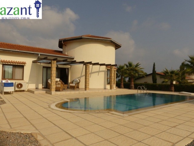 Bungalow mit 3 Schlafzimmern und Pool in den Felsen