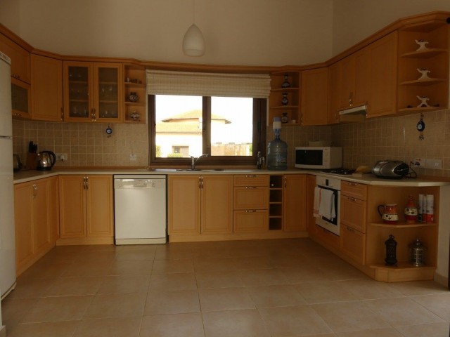 3 Bed Villa with Pool in Kayalar