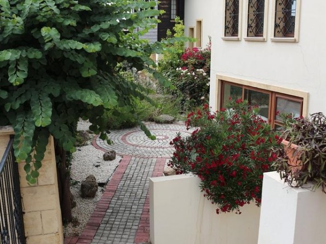 BELLAPAIS'DA 4 YATAK ODALI VILLA