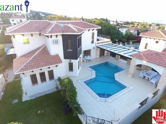 BELLAPAIS'DA 4 YATAK ODALI VILLA