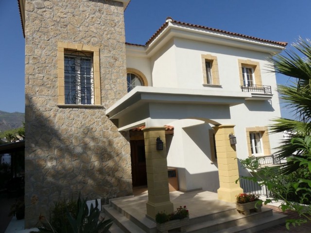  LUXURY 3 BEDROOM VILLA WITH PRIVATE POOL IN ALSANCAK