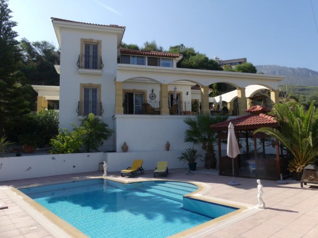  LUXURY 3 BEDROOM VILLA WITH PRIVATE POOL IN ALSANCAK