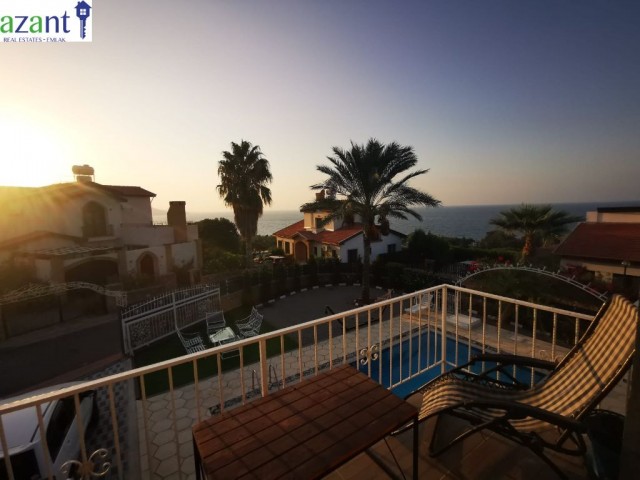 4 Bedroom Villa with Private Pool in Karsiyaka