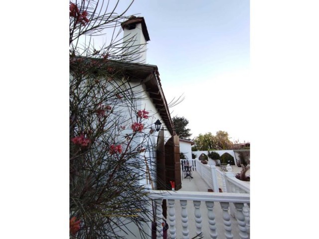 BUNGALOW MIT 2 SCHLAFZIMMERN MIT GARTEN IN ALSANCAK ** 