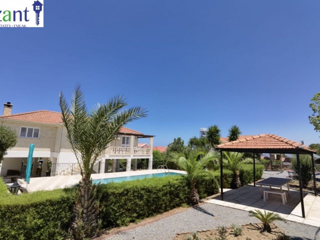 VILLA MIT POOL AUF 1,5 HEKTAR IN ALSANCAK MIT 3 SCHLAFZIMMERN ** 