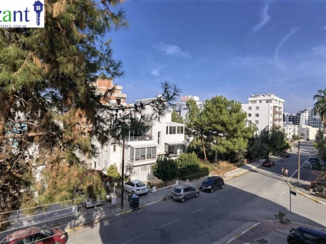 MODERNE WOHNUNG MIT 3 SCHLAFZIMMERN IN KYRENIA ** 