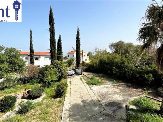 3-ZIMMER-VILLA MIT POOL IN ALSANCAK ** 