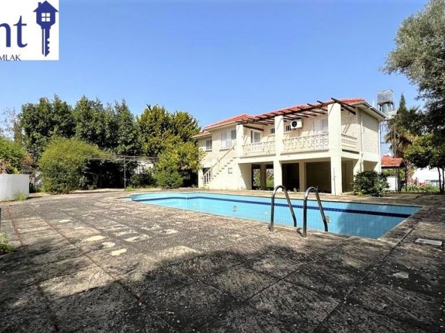 3-ZIMMER-VILLA MIT POOL IN ALSANCAK ** 