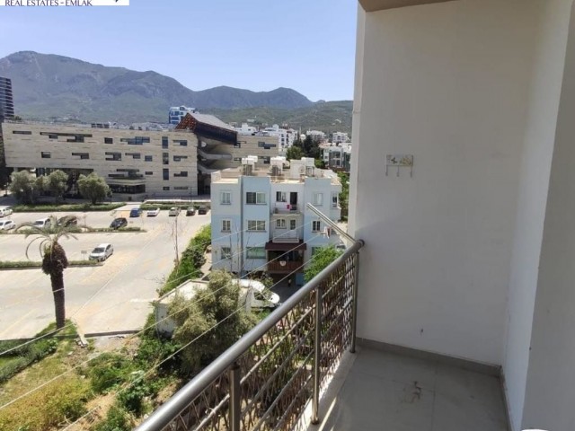 2-ZIMMER-WOHNUNG ZUM VERKAUF IM ZENTRUM VON KYRENIA ** 