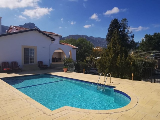 4-ZIMMER-VILLA MIT POOL IM OLIVENHAIN ** 