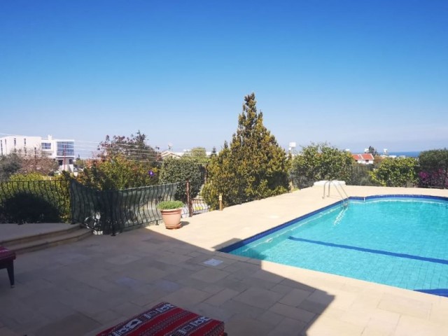 4-ZIMMER-VILLA MIT POOL IM OLIVENHAIN ** 