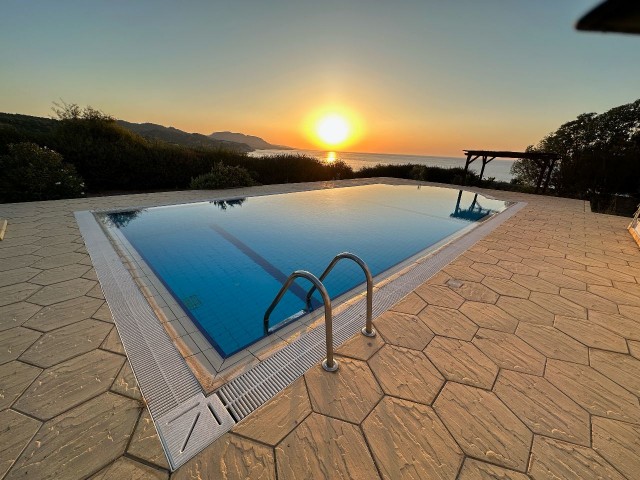 3-ZIMMER-VILLA MIT HERRLICHER AUSSICHT IN KARSIYAKA ** 