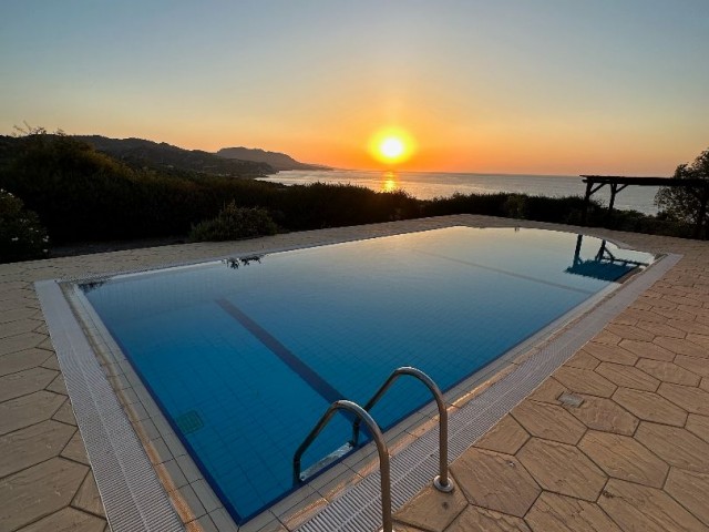 3-ZIMMER-VILLA MIT HERRLICHER AUSSICHT IN KARSIYAKA ** 