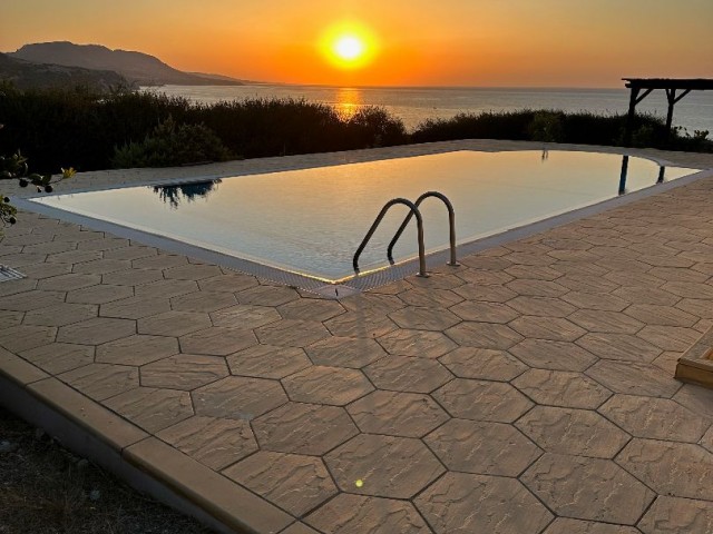 3-ZIMMER-VILLA MIT HERRLICHER AUSSICHT IN KARSIYAKA ** 