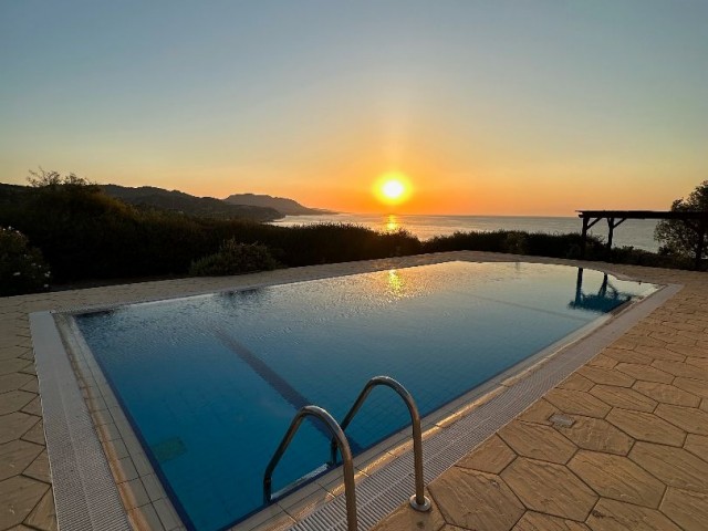 3-ZIMMER-VILLA MIT HERRLICHER AUSSICHT IN KARSIYAKA ** 