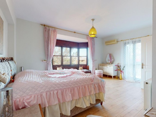 PRÄCHTIGE 3 SCHLAFZIMMER-VILLA MIT POOL IN ALSANCAK ** 