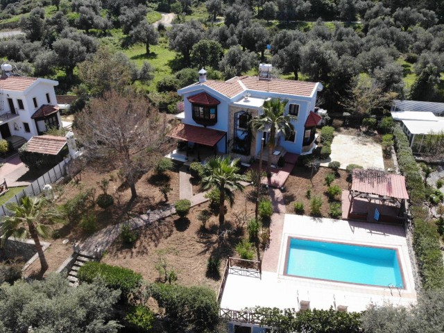 PRÄCHTIGE 3 SCHLAFZIMMER-VILLA MIT POOL IN ALSANCAK ** 