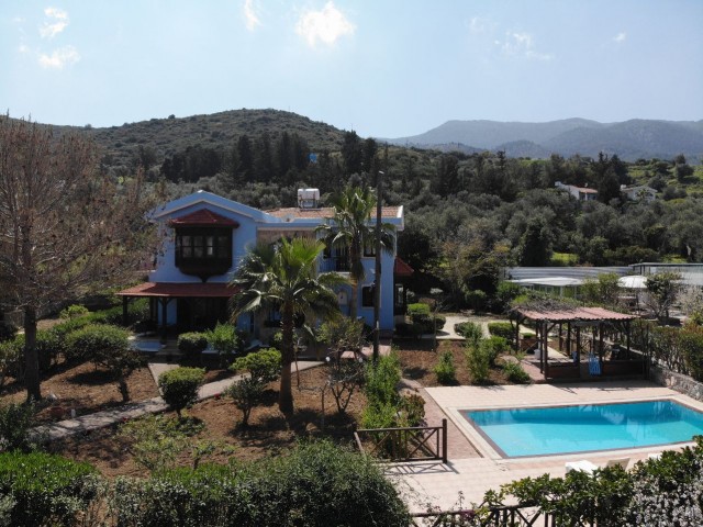 PRÄCHTIGE 3 SCHLAFZIMMER-VILLA MIT POOL IN ALSANCAK ** 