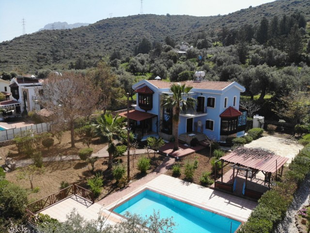 PRÄCHTIGE 3 SCHLAFZIMMER-VILLA MIT POOL IN ALSANCAK ** 