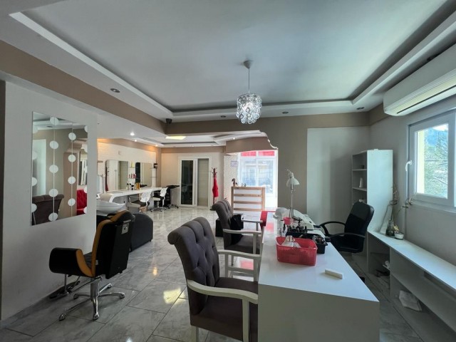 SCHÖNHEITSSALON IN ZENTRALGUINEA