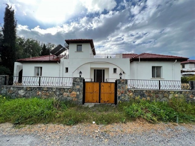 BUNGALOW MIT 4 SCHLAFZIMMERN UND ERSTAUNLICHEM POOL IN LAPTA