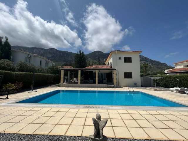 4+1 PERFEKTE VILLA MIT PRIVATEM POOL