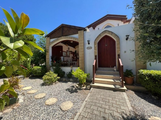 VILLA MIT 3 SCHLAFZIMMERN MIT BERG- UND MEERBLICK IN KARŞIYAKA