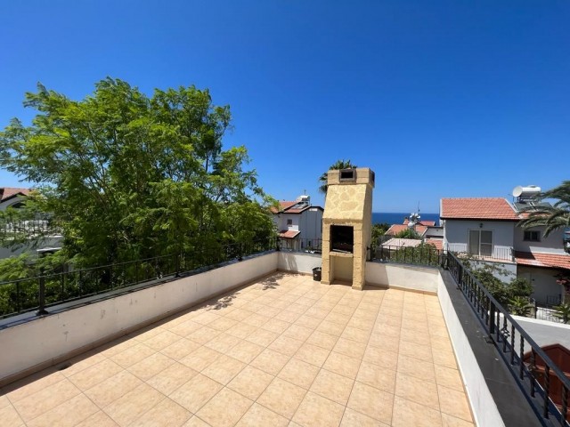 VILLA MIT 3 SCHLAFZIMMERN MIT BERG- UND MEERBLICK IN KARŞIYAKA