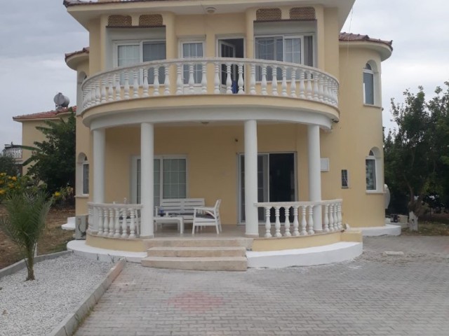 Beautiful 4+1  villa in Karşıyaka