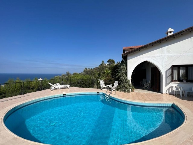 Exquisite Traditional Villa With Private Pool And Uninterrupted Views