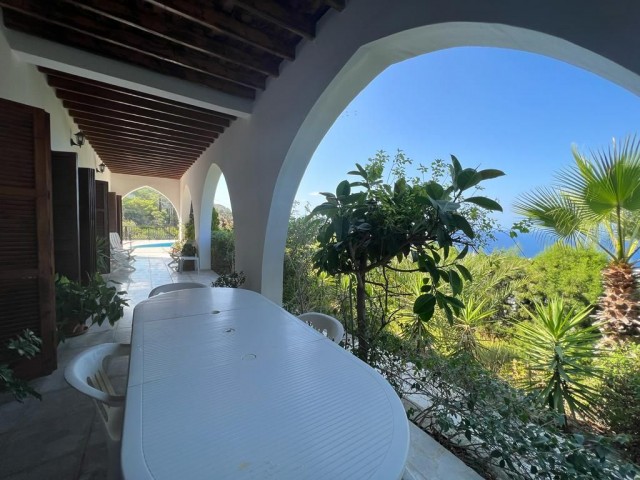 VILLA MIT 3 SCHLAFZIMMERN UND PRIVATEM POOL IN KAYALAR