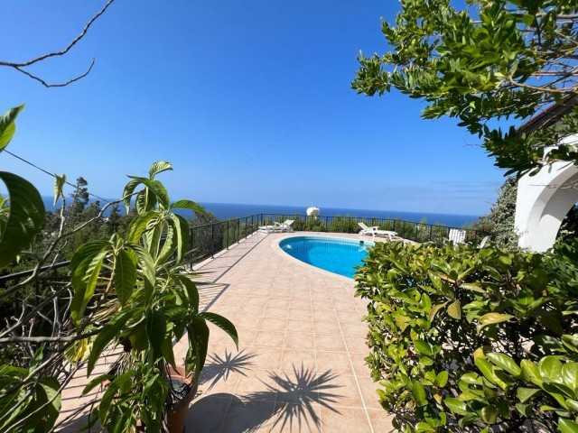 Exquisite Traditional Villa With Private Pool And Uninterrupted Views