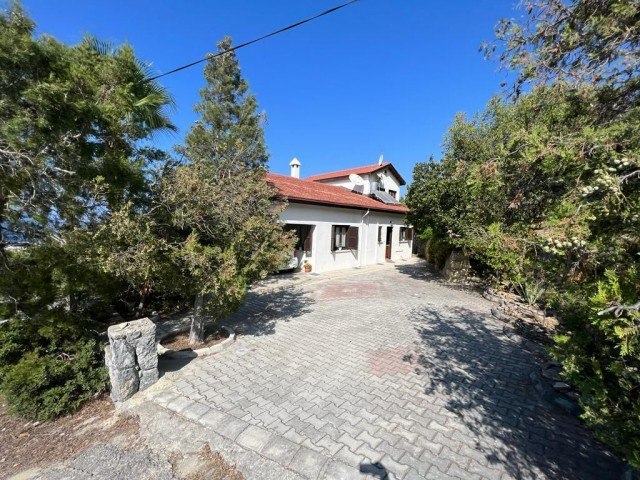 VILLA MIT 3 SCHLAFZIMMERN UND PRIVATEM POOL IN KAYALAR