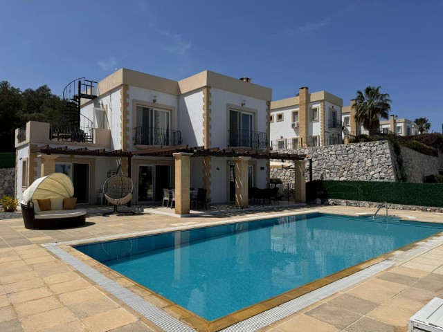 VILLA MIT 4 SCHLAFZIMMERN UND PRIVATEM POOL IN ESENTEPE