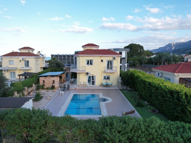 Fabelhafte Villa mit 3 Schlafzimmern und perfektem Meer- und Bergblick