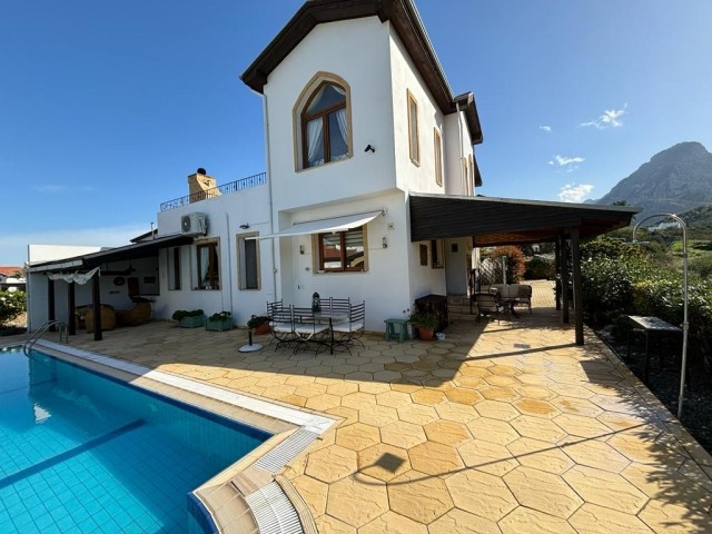 Charmante Villa mit 3 Schlafzimmern und atemberaubendem Pool