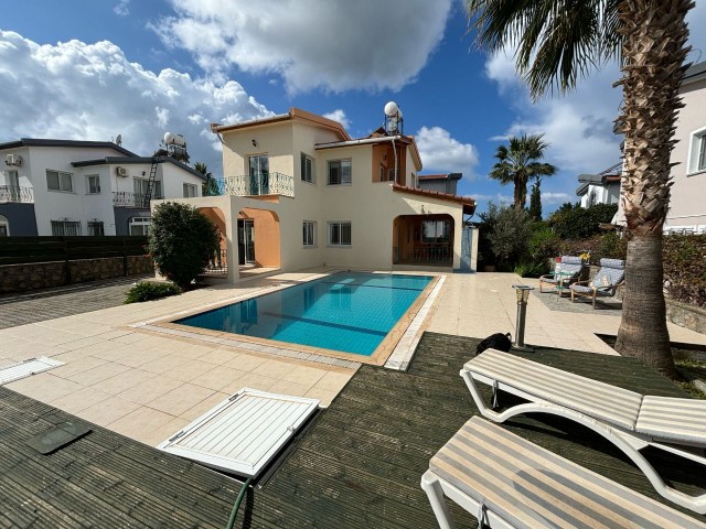 Villa mit 3 Schlafzimmern und privatem Pool