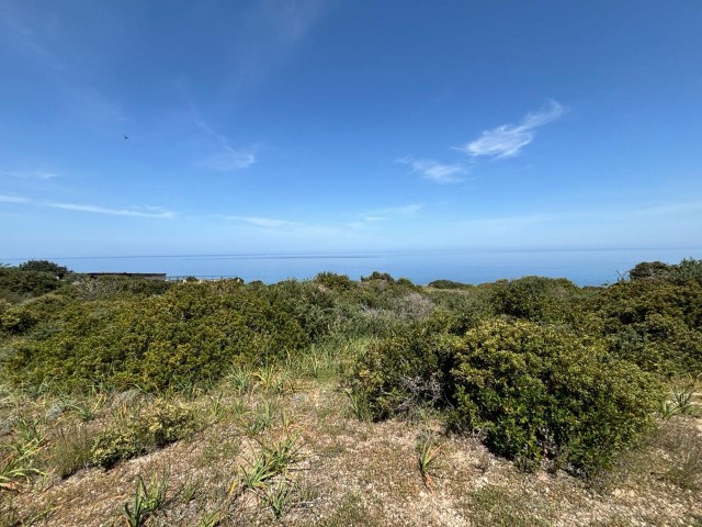 Grundstück zum Verkauf mit atemberaubendem Meer- und Bergblick