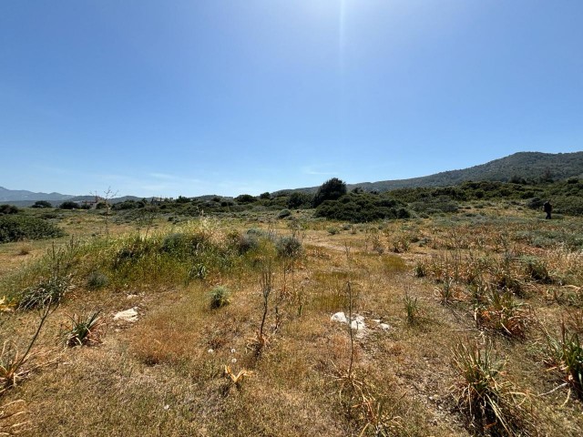 Grundstück zum Verkauf mit atemberaubendem Meer- und Bergblick