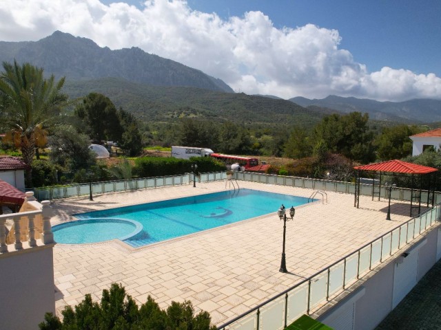 Edremit'te Özel Havuzlu 7 Yatak Odalı Şahane Villa: Lüks Bir Kaçış