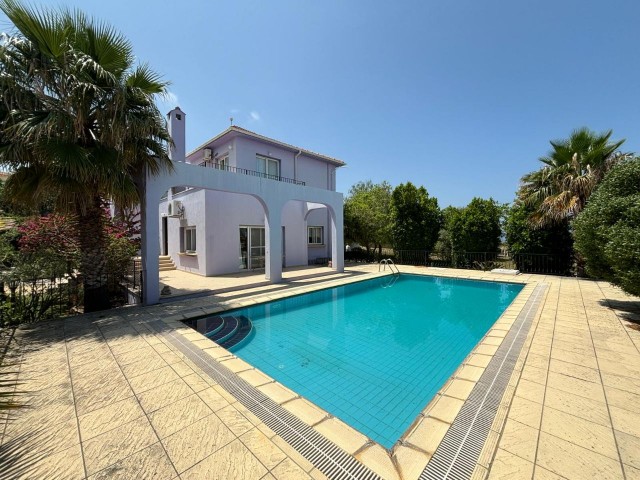 Elegante Villa mit 3 Schlafzimmern und privatem Pool