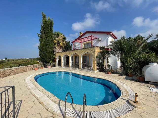 Villa mit 3 Schlafzimmern und herrlichem, unverbaubarem Meerblick