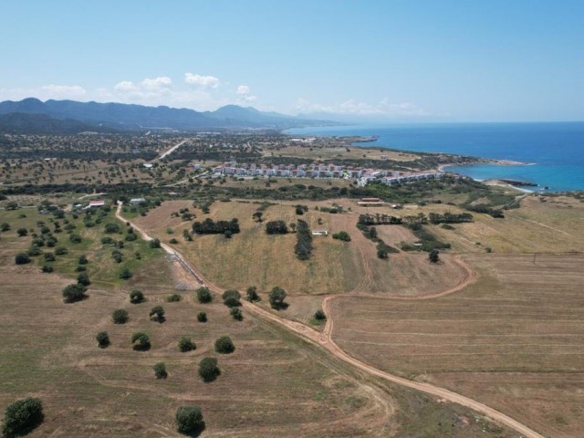 Plot with sea view, 400 meters from the sea in Tatlısu