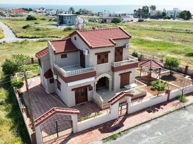 Völlig freistehende Villa mit 3 Schlafzimmern, 100 Meter vom Meer entfernt in Iskele Boğaz