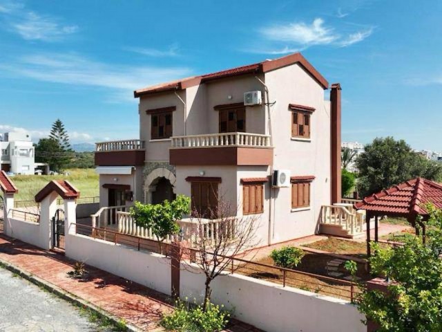 Völlig freistehende Villa mit 3 Schlafzimmern, 100 Meter vom Meer entfernt in Iskele Boğaz