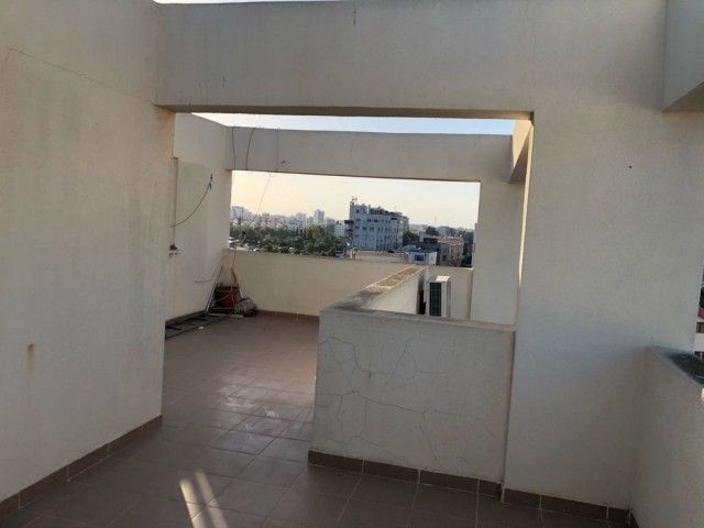 3+2 200 m2 Penthouse-Maisonette-Wohnung zum Verkauf im Zentrum von Famagusta