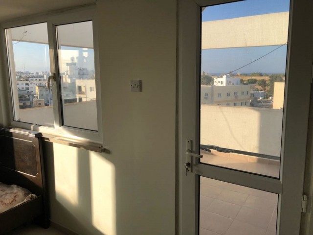 3+2 200 m2 Penthouse-Maisonette-Wohnung zum Verkauf im Zentrum von Famagusta