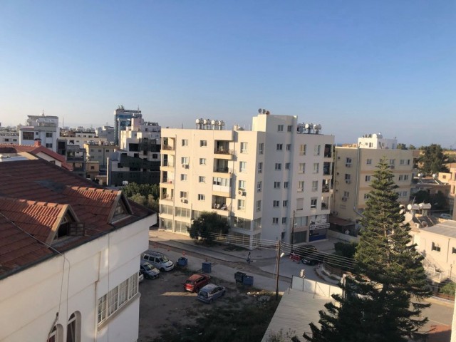 3+2 200 m2 Penthouse-Maisonette-Wohnung zum Verkauf im Zentrum von Famagusta